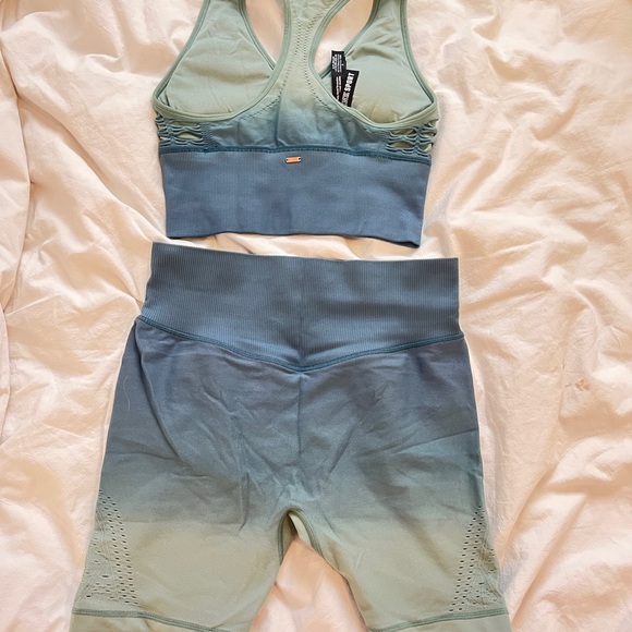 VICTORIA SECRET PINK WORKOUT MATCHING SET
TOP: x small
Shorts: small - Picture 2 of 6